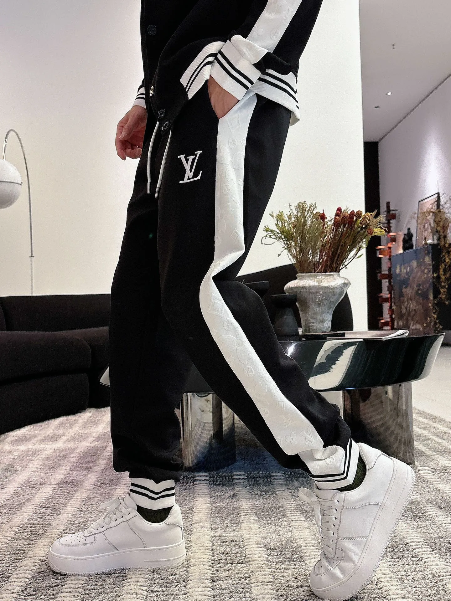 [LV Louis Vuitton] Hot-selling suit is coming. Focus on the original version of the official website. 2025 new hot-selling cardigan and sweatshirt suit. The original order is the best 🇭🇰. It is the meticulous work of top designers. It has a fitting and perfect upper body effect. All-natural high-quality Tencel Roman cotton 100%, close-fitting comfort, noble and elegant! Original hardware embodies elegance and nobility! Counter size: M-3XL (maximum wear up to 190 pounds)